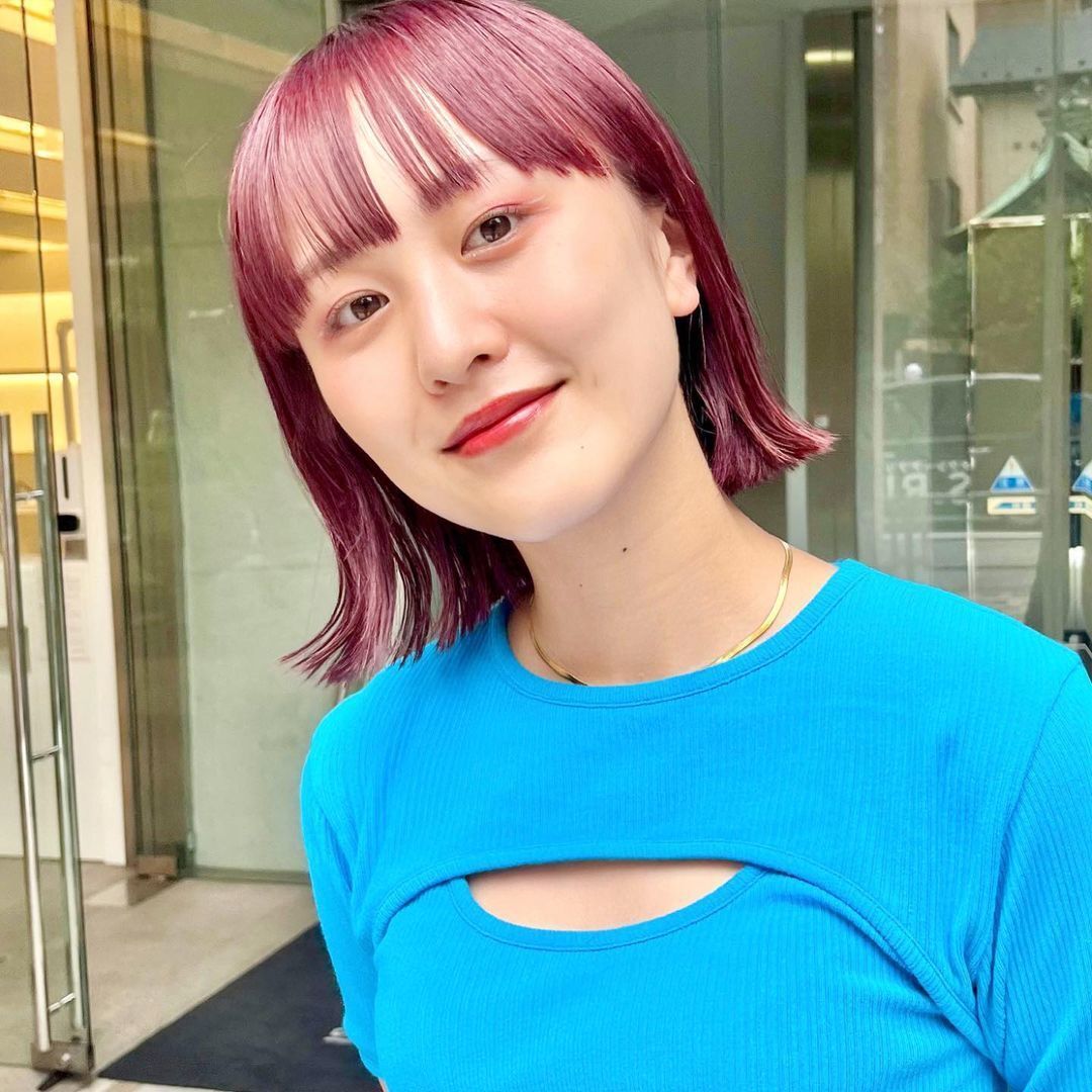 ผู้หญิงเอเชีย ไว้ผมสั้น ย้อมสีผม ผมสีม่วง