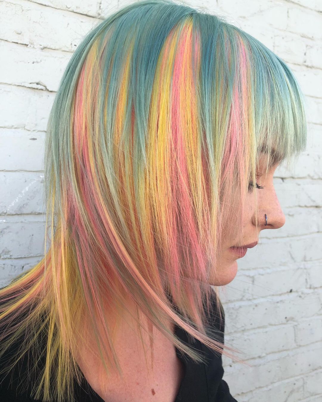 ผู้หญิงฝรั่งไว้ผมยาว ย้อมสีผม ทำผมสีรุ้ง