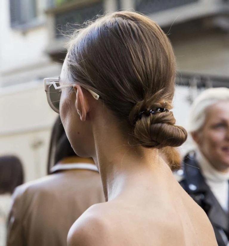 ทรงผมบันต่ำ สำหรับสาวผมสั้น (Credit: indigitalimages.com)