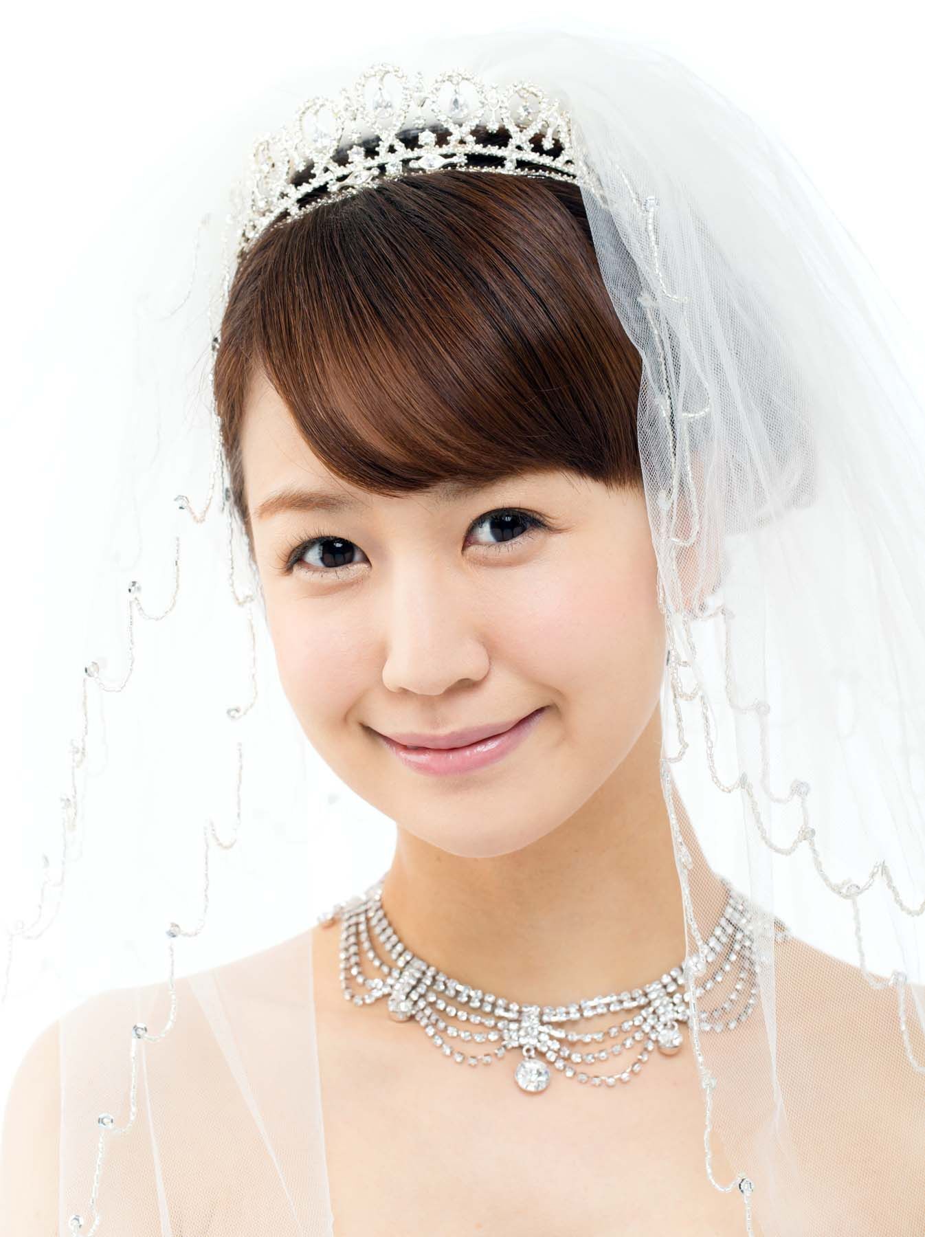 เจ้าสาวหน้าผากกว้างควรเลือกทำทรงผมที่ปิดอำพรางบริเวณหน้าผากเอาไว้ (Credit: Rex by Shutterstock)