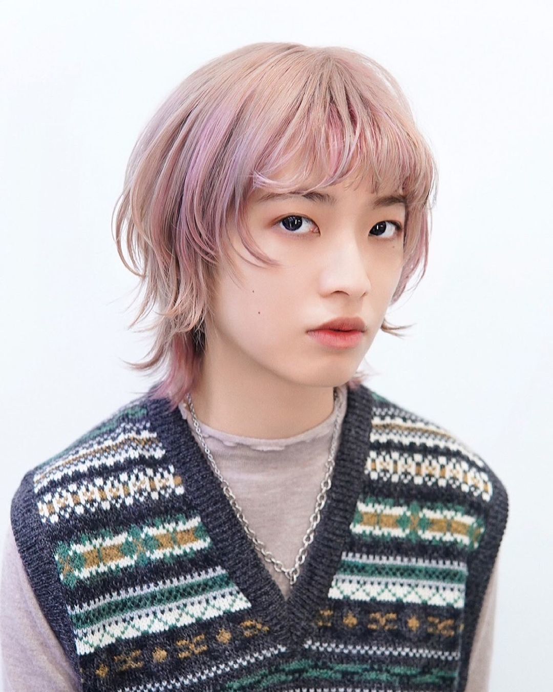 สาวญี่ปุ่น ผมสั้น มัลเล็ตทำสีผมชมพูอ่อน