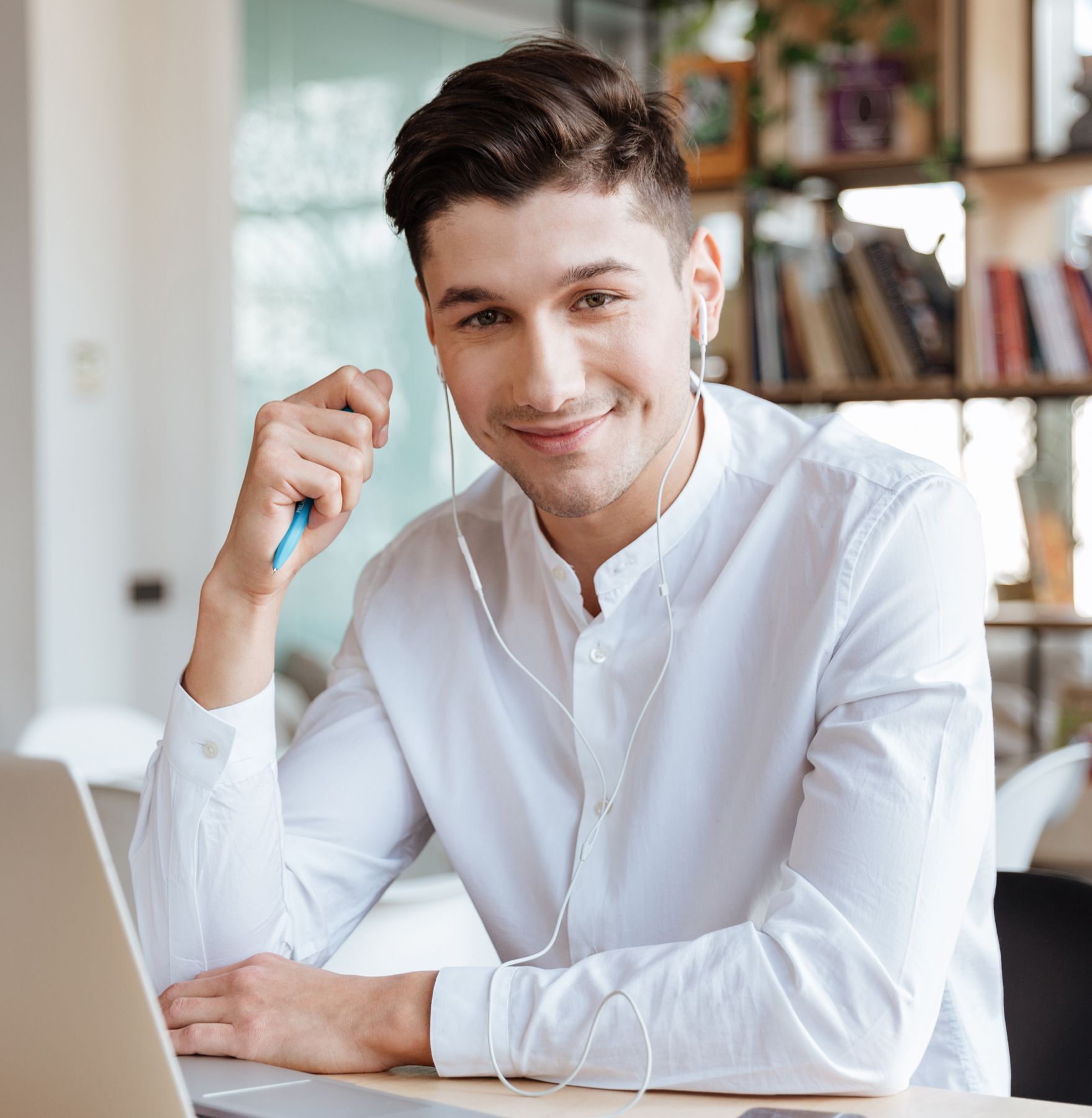 ทรงผมสไตล์หนุ่มนิเทศฯ (Credit : Shutterstock)