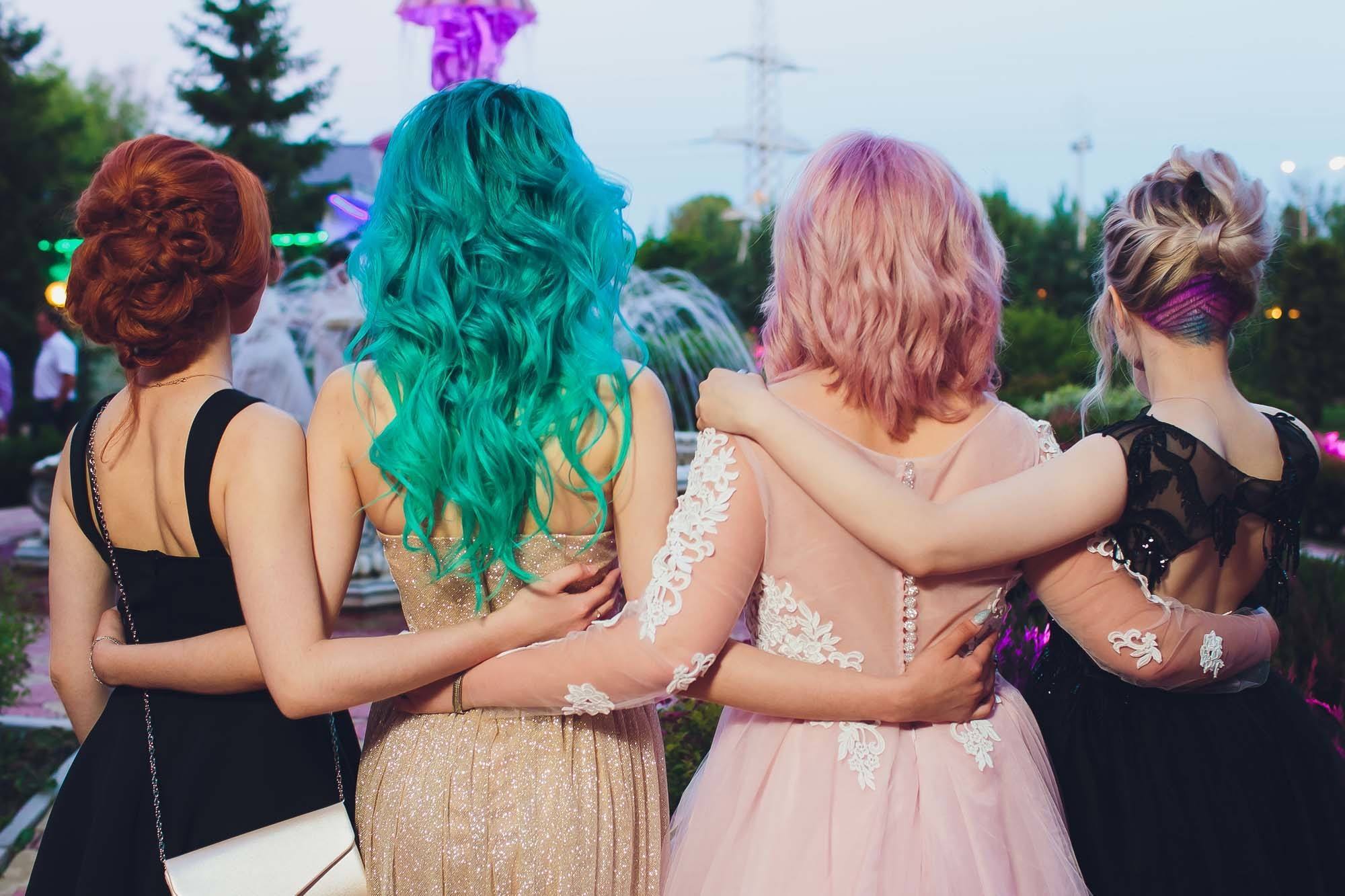 ผู้หญิงฝรั่ง 4 คน ยืนหันหลัง ทำสีผม ฟอกสีผม กัดสีผม