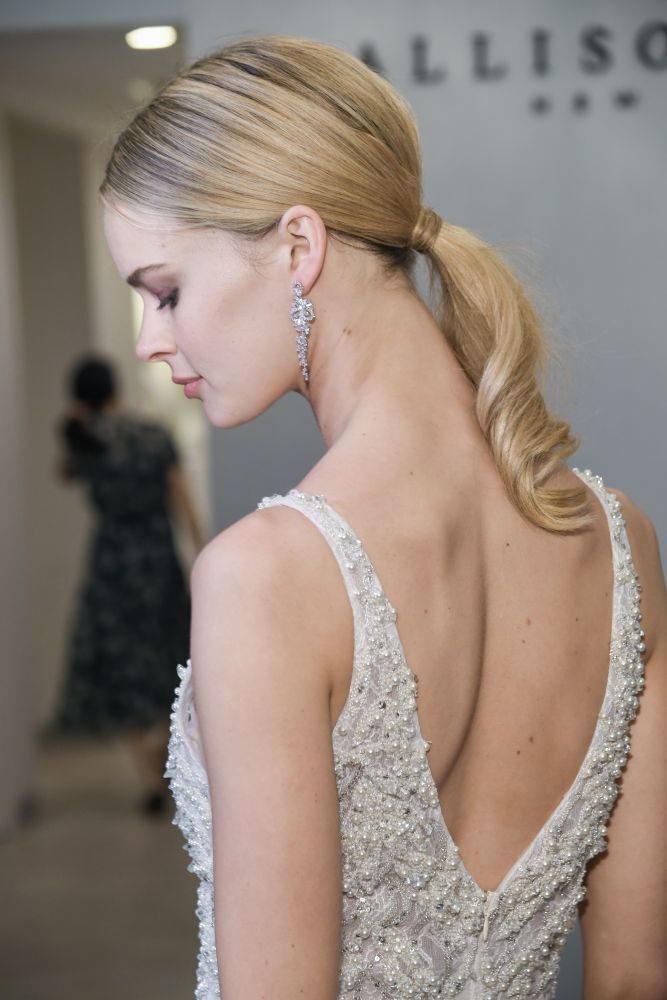 ผู้หญิงฝรั่ง ไว้ผมยาว สีบลอนด์ รวบผมหางม้า ดัดปลายผม