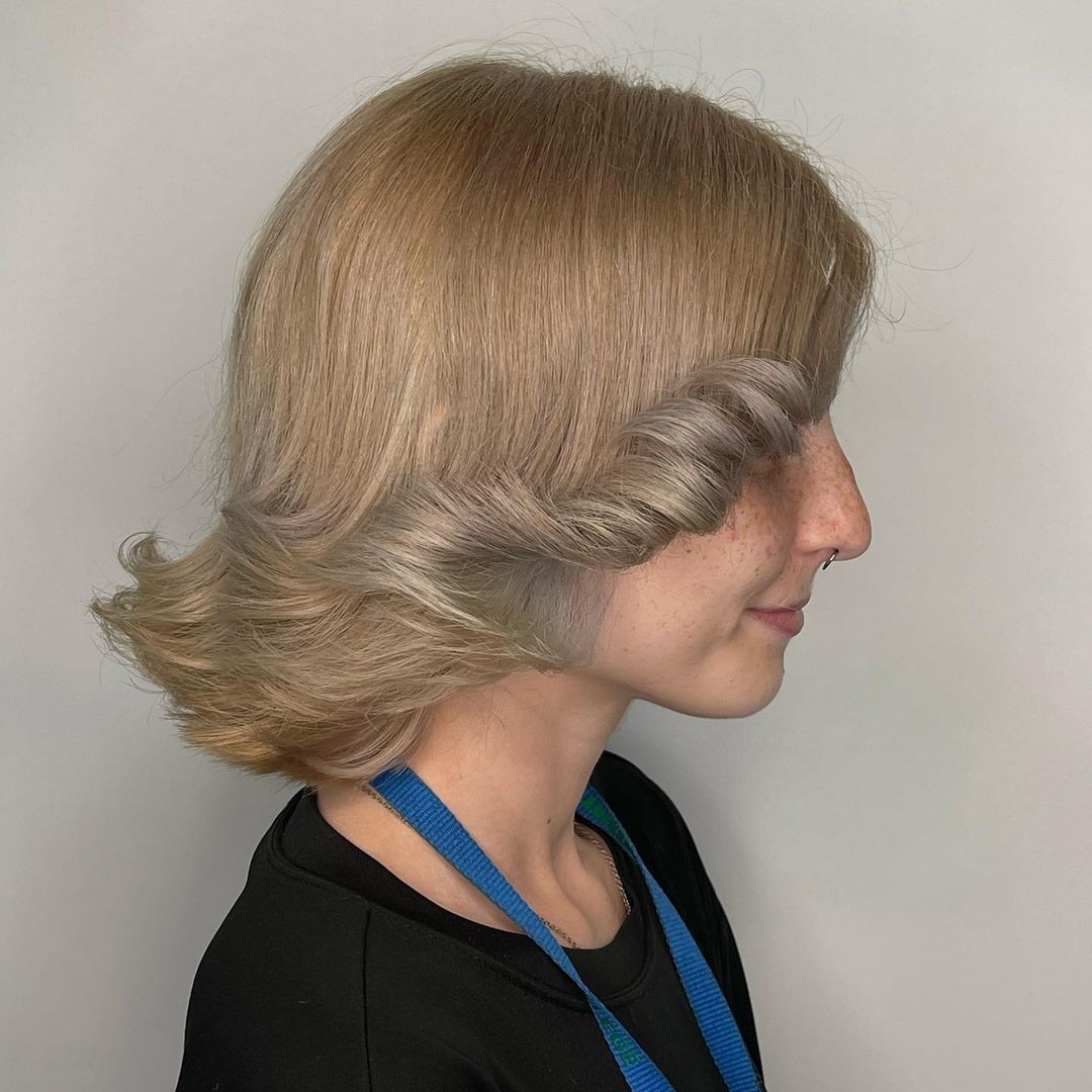 ผมบ๊อบรากไทรประบ่าไดร์ม้วนปลาย(Credit: Instagram/@beautybyangelita)