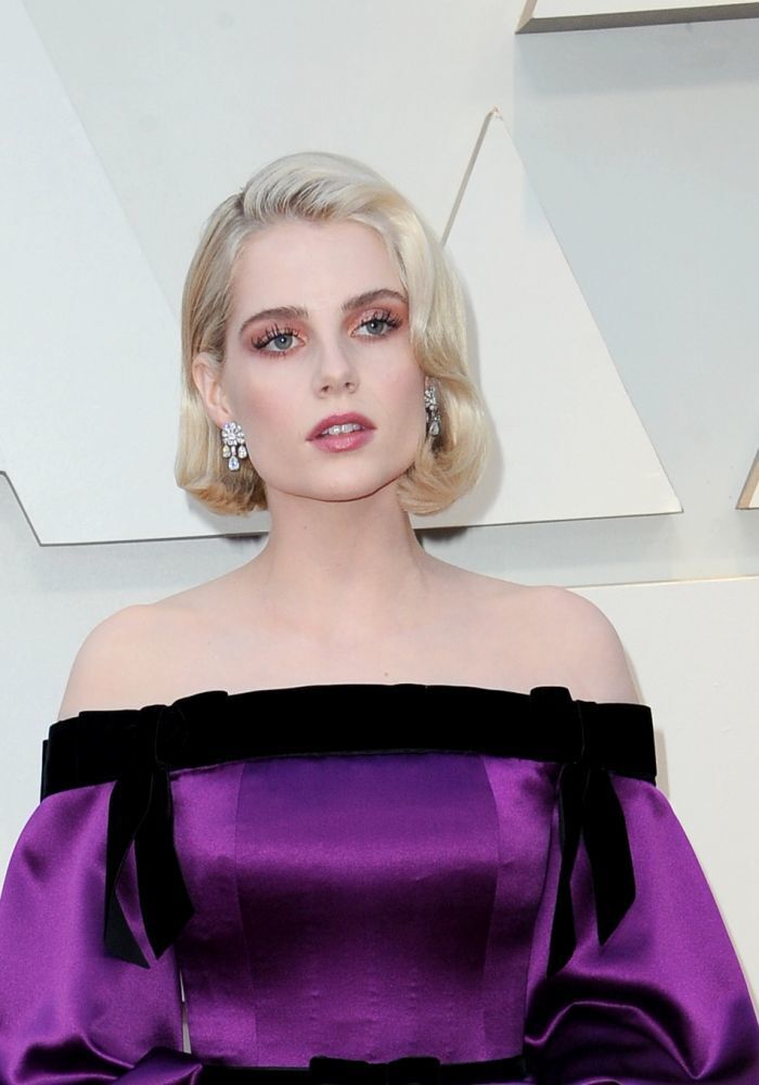 Lucy Boynton ไว้ผมสั้น สีบลอนด์ กับทรงผมบ๊อบสั้นดัดลอนฮอลลีวูด