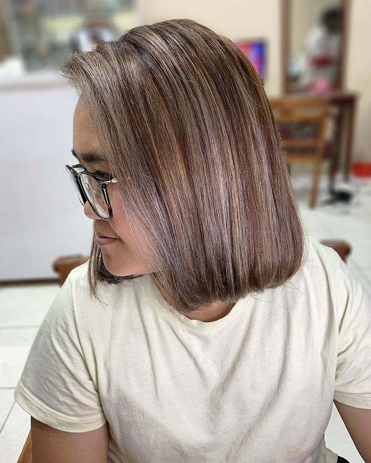 สาวเอเชีย ใส่แว่น ผมบ๊อบตรง หันข้าง ผมสีน้ำตาลเทามอคค่า