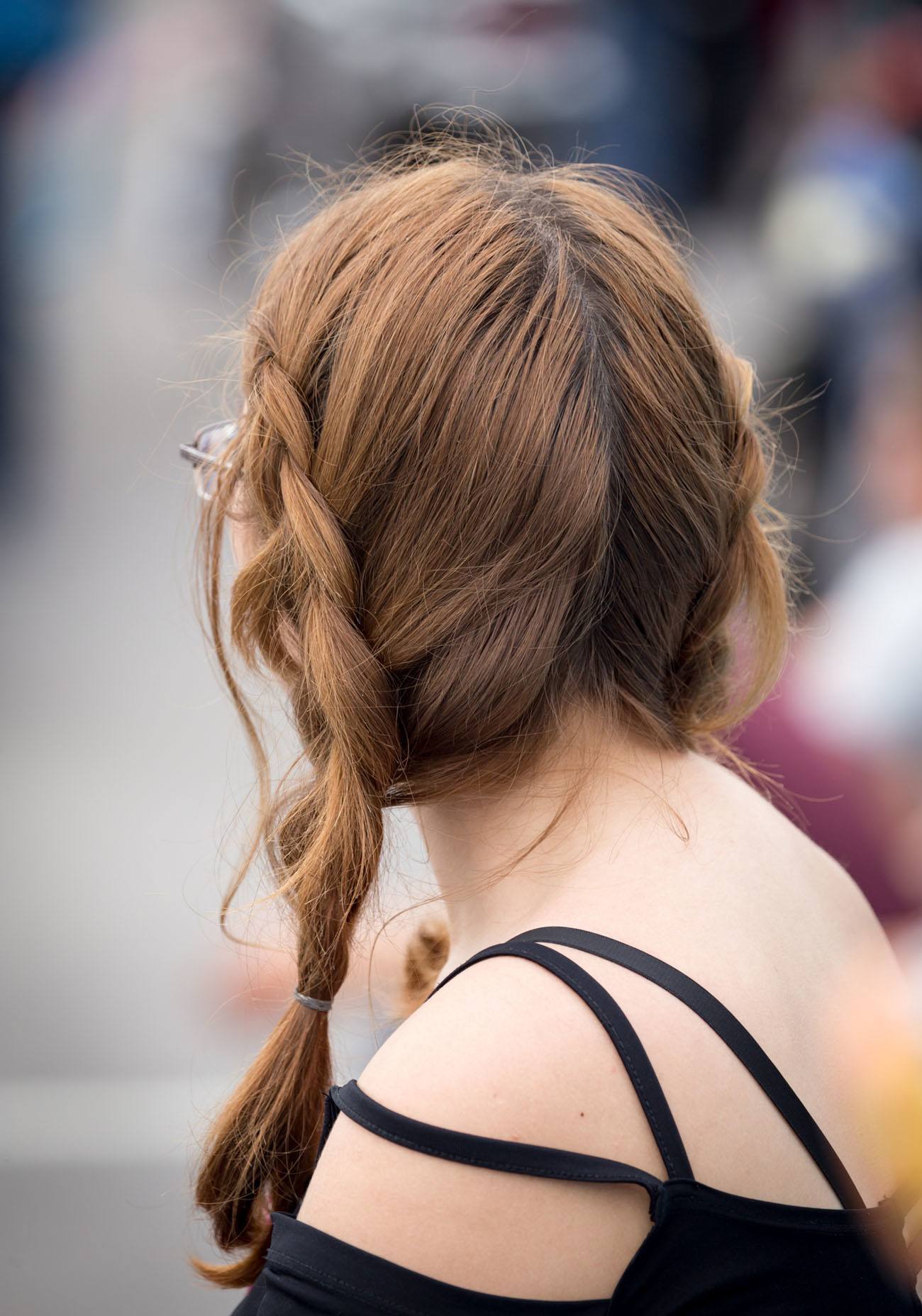 ผู้หญิง หันหลัง ถักเปียดัตช์สองข้าง