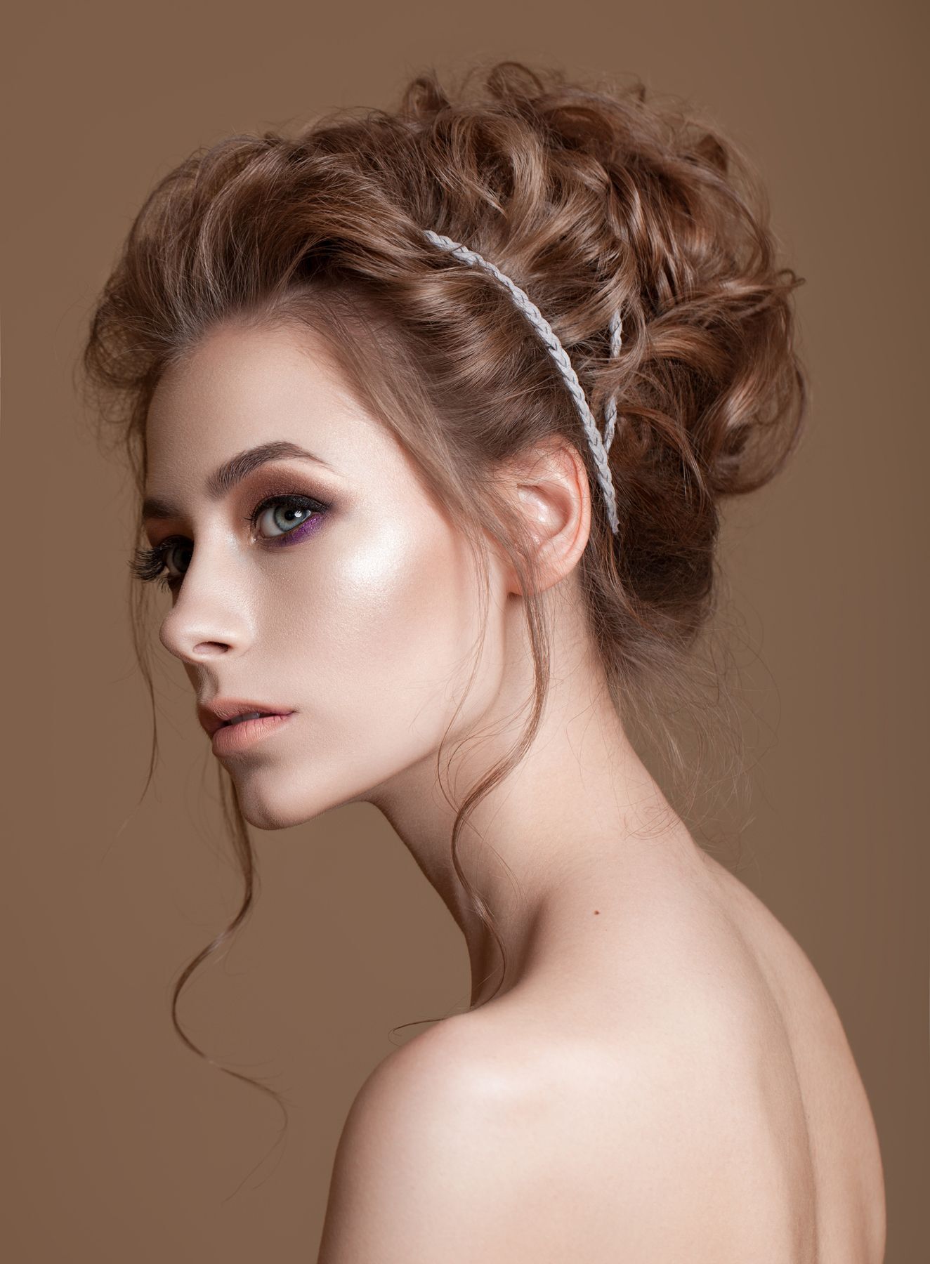 เจ้าสาวหน้ากลมควรเลือกทำผมทรงสูง (Credit: Rex by Shutterstock)