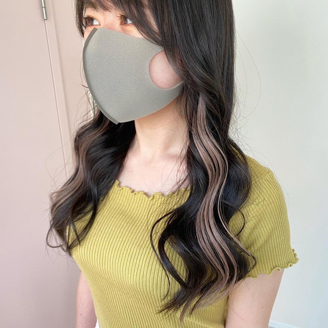 ผู้หญิงเอเชีย ไว้ผมยาวสีดำ ทำไฮไลท์ และดัดลอน ทรงผมดัดปลาย