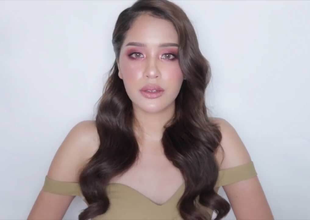 ผู้หญิงไทย ผมยาว หันหน้า ทรงผมลอนออกงาน