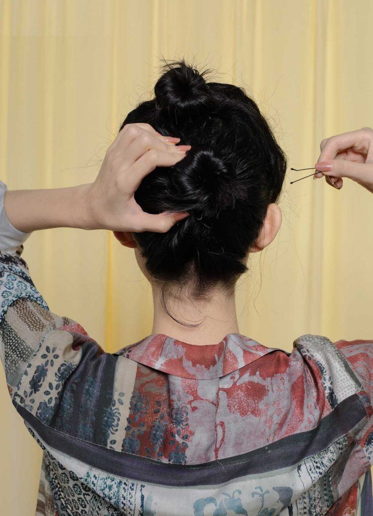 ผู้หญิงเอเชียผมสั้นหยักศกสีดำ มัดผมบัน ผม สั้น มัด ผม