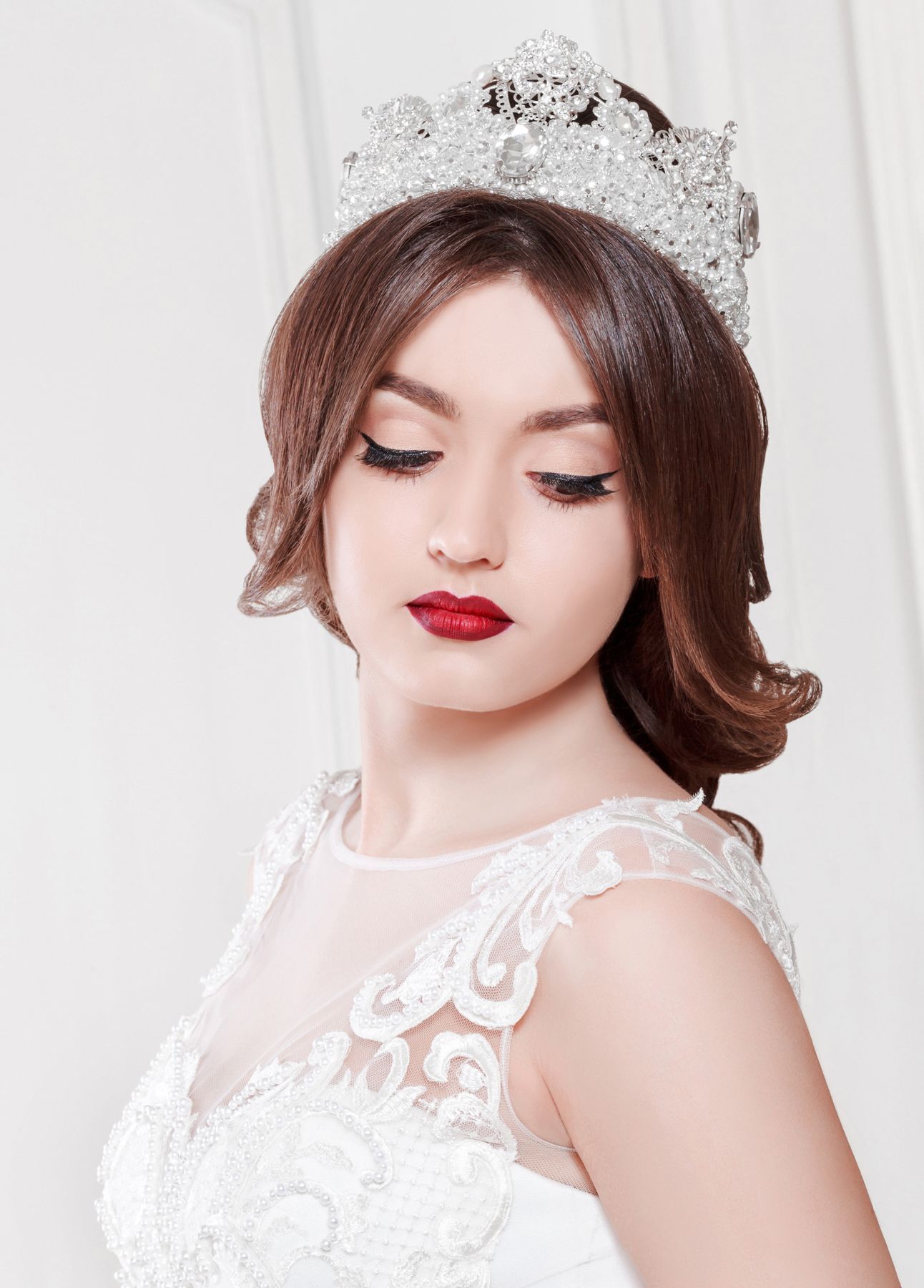 เจ้าสาวหน้าผากกว้างควรทำผมที่สร้างกรอบหน้าใหม่ (Credit: Rex by Shutterstock)