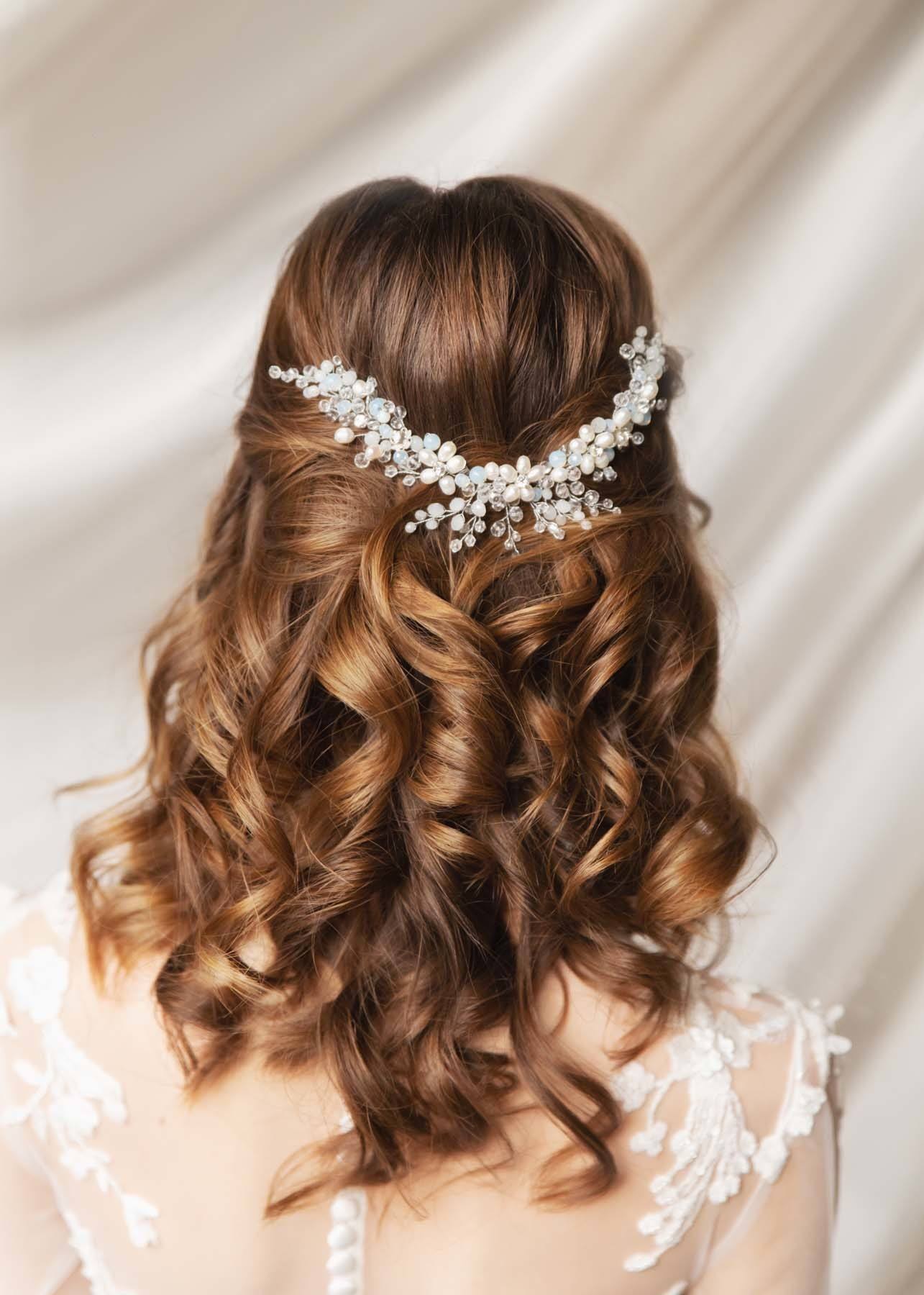 เปียน้ำตกตกแต่งเครื่องประดับสวยงาม จะได้ดูไม่เรียบง่ายไป (Credit: Rex by Shutterstock)