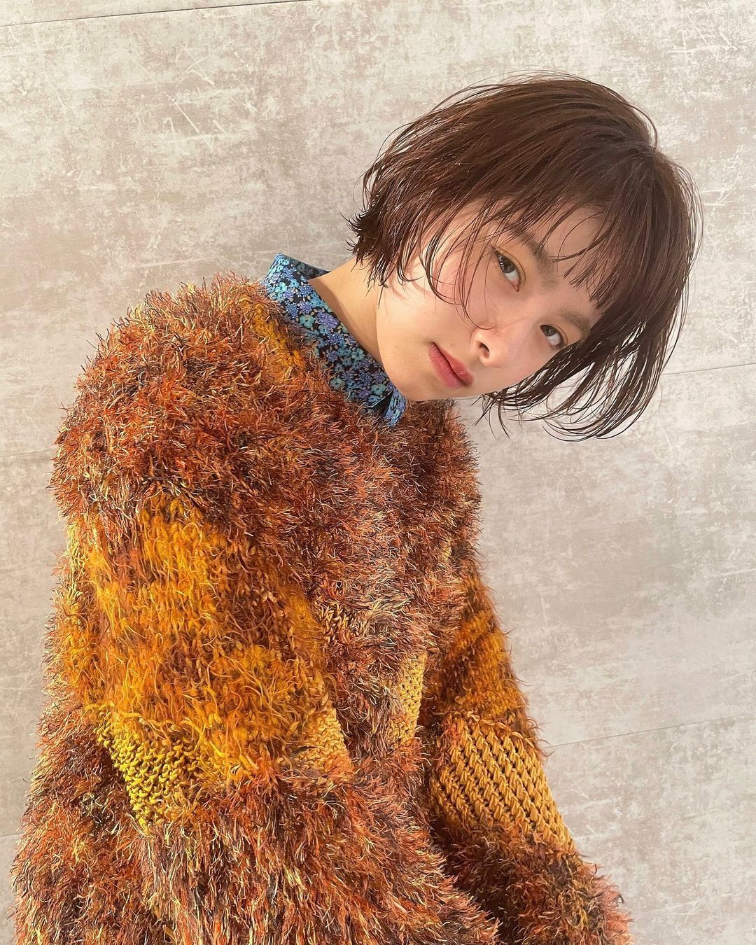 ผู้หญิงเอเชียไว้ผมบ๊อบสั้น ผมสีน้ำตาลเข้ม ทรงผมดัดปลาย