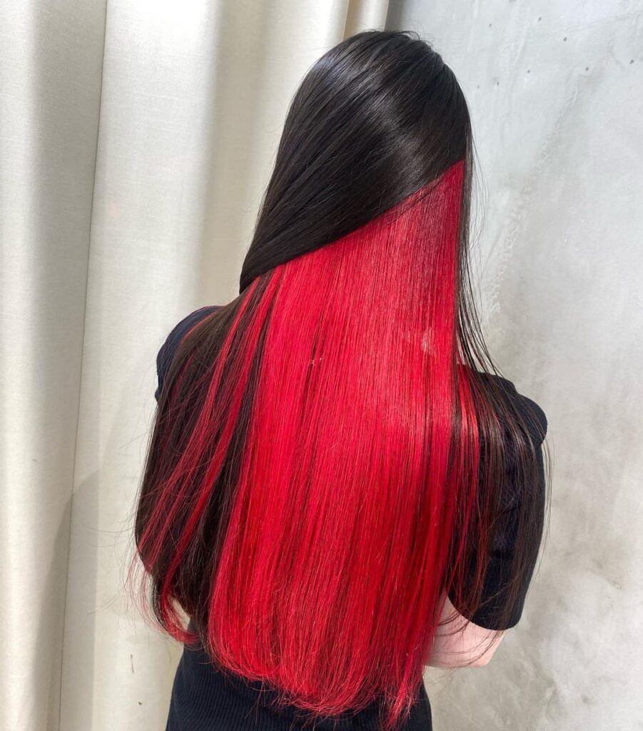 ผู้หญิงเอเชีย ไว้ผมยาว ทำผมสองสี ผมสีแดง