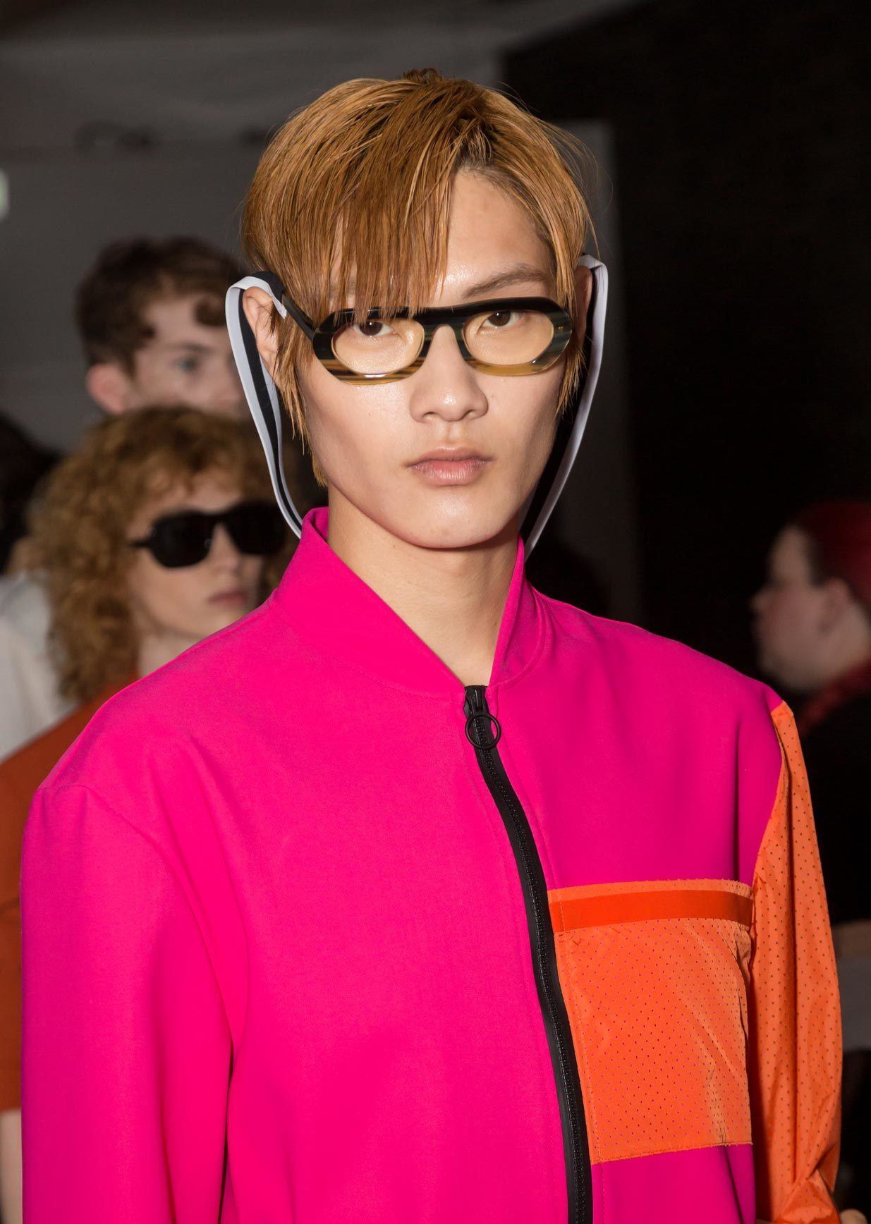 ผู้ชายเอเชีย ผมสีบลอนด์เข้ม milan fashion week