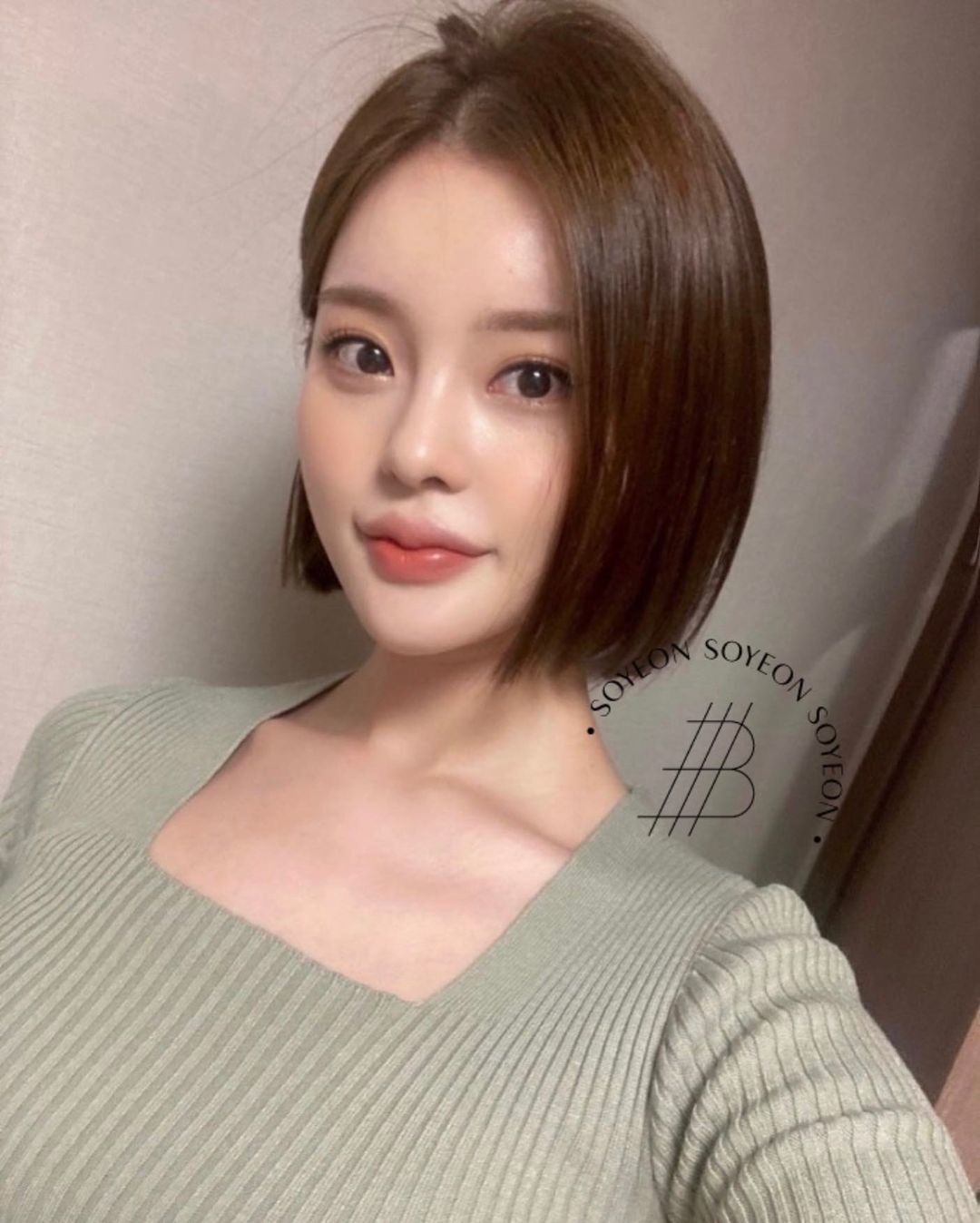 ผู้หญิงเกาหลี ผมสั้น บ๊อบตรง แสกข้าง 