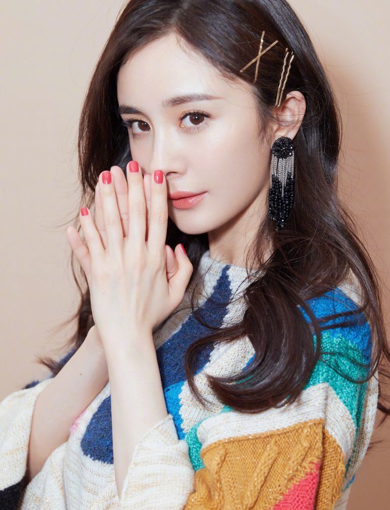 หยางมี่ ดาราสาวชาวจีน ไว้ผมยาวสีดำ ดัดลอนคลาย และติดกิ๊บ