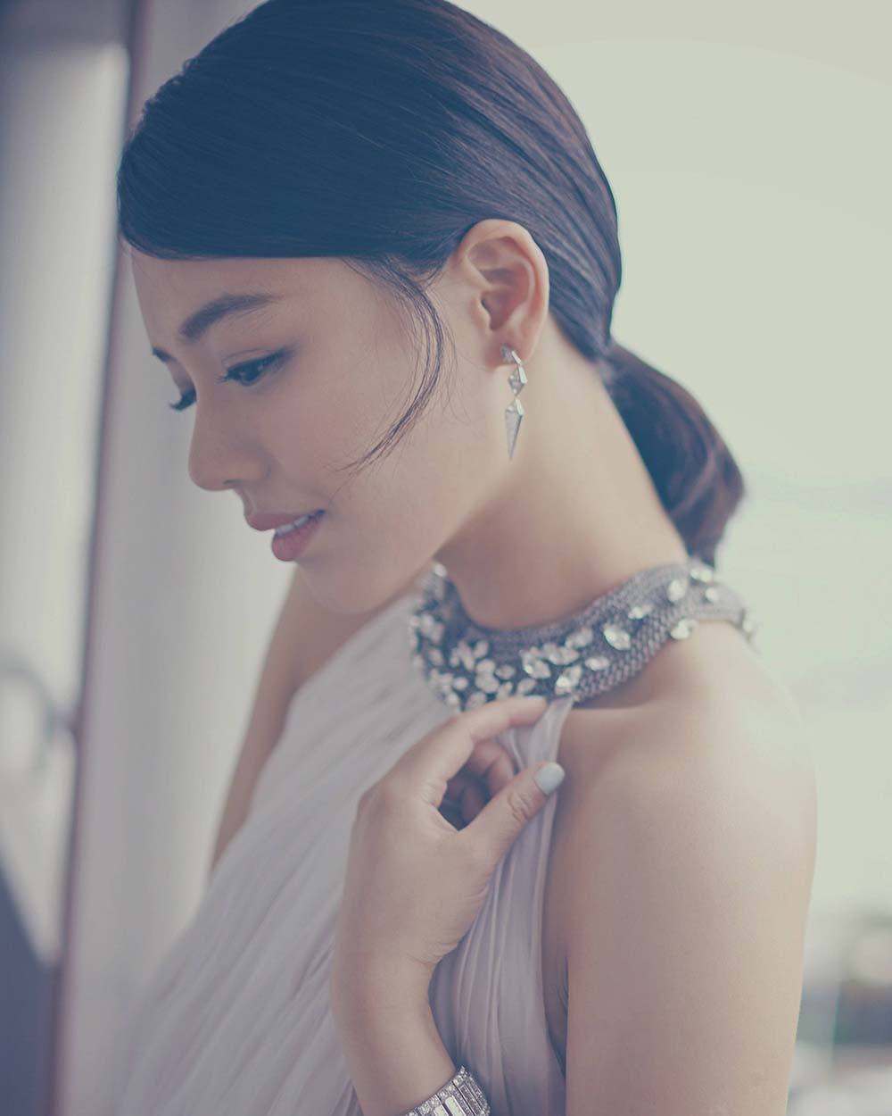 ทรงผมหางม้าต่ำ ก็สวยออกงานได้ (Credit: Shutterstock)