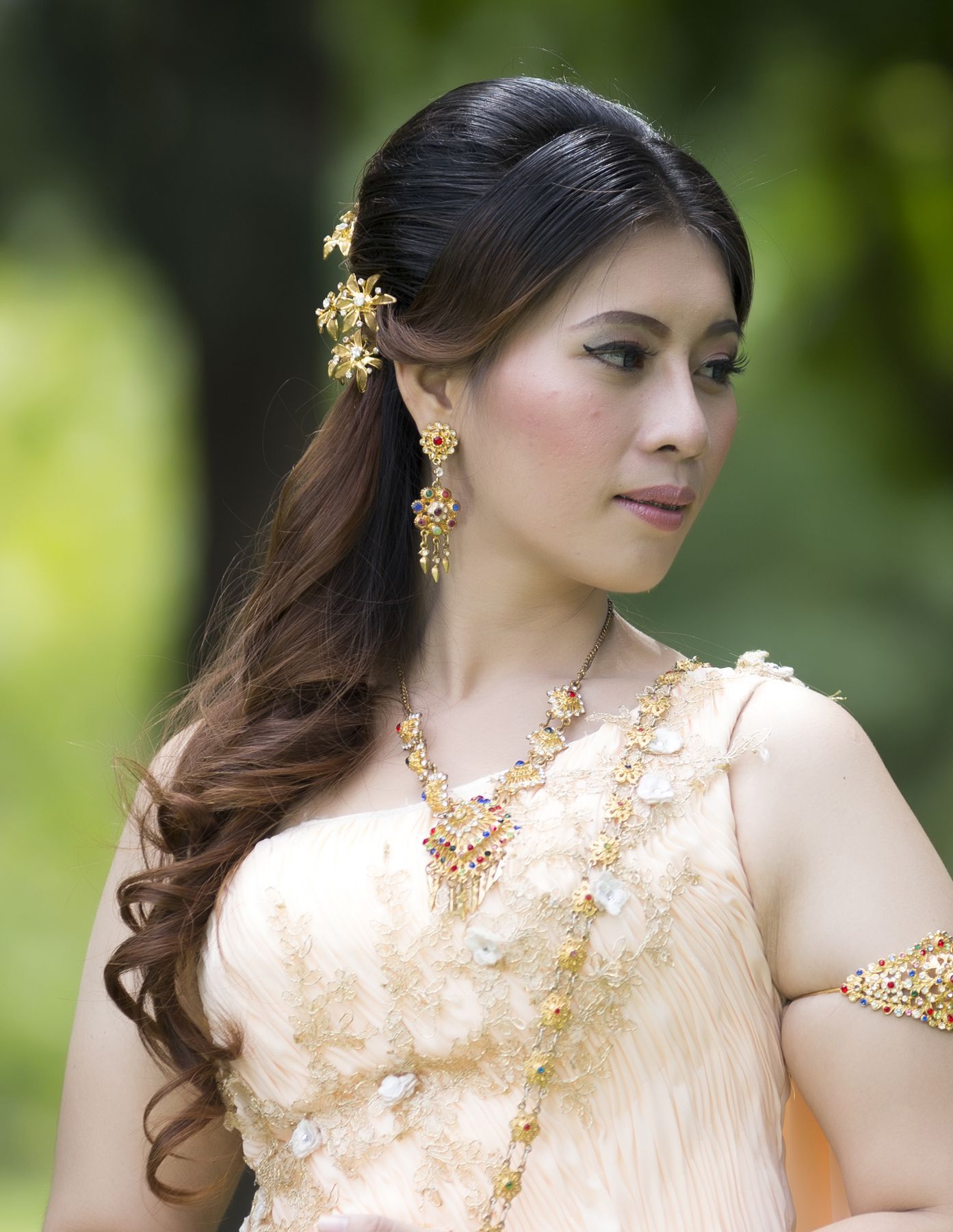 ทรงผมชุดไทยสำหรับเจ้าสาวหน้ากลม (Credit: Rex by Shutterstock)