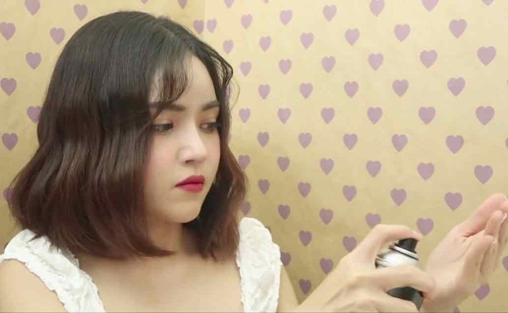 อินฟลูเอนเซอร์ไทย mynjimye ฉีดเสปรย์แต่งผมลงบนฝ่ามือ