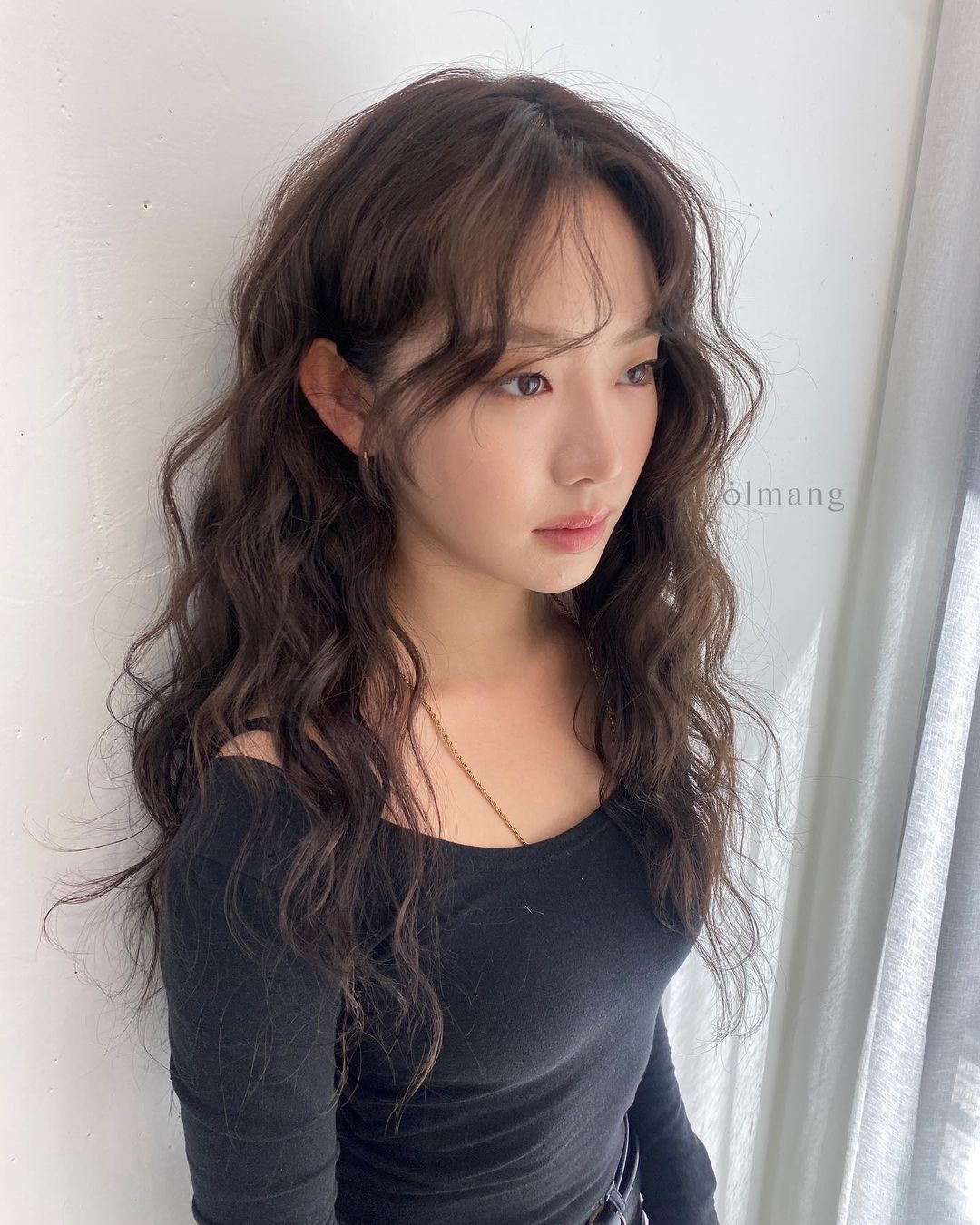 ผู้หญิงเอเชีย ไว้ผมยาวสีดำและดัดลอน ทรงผมดัดปลาย