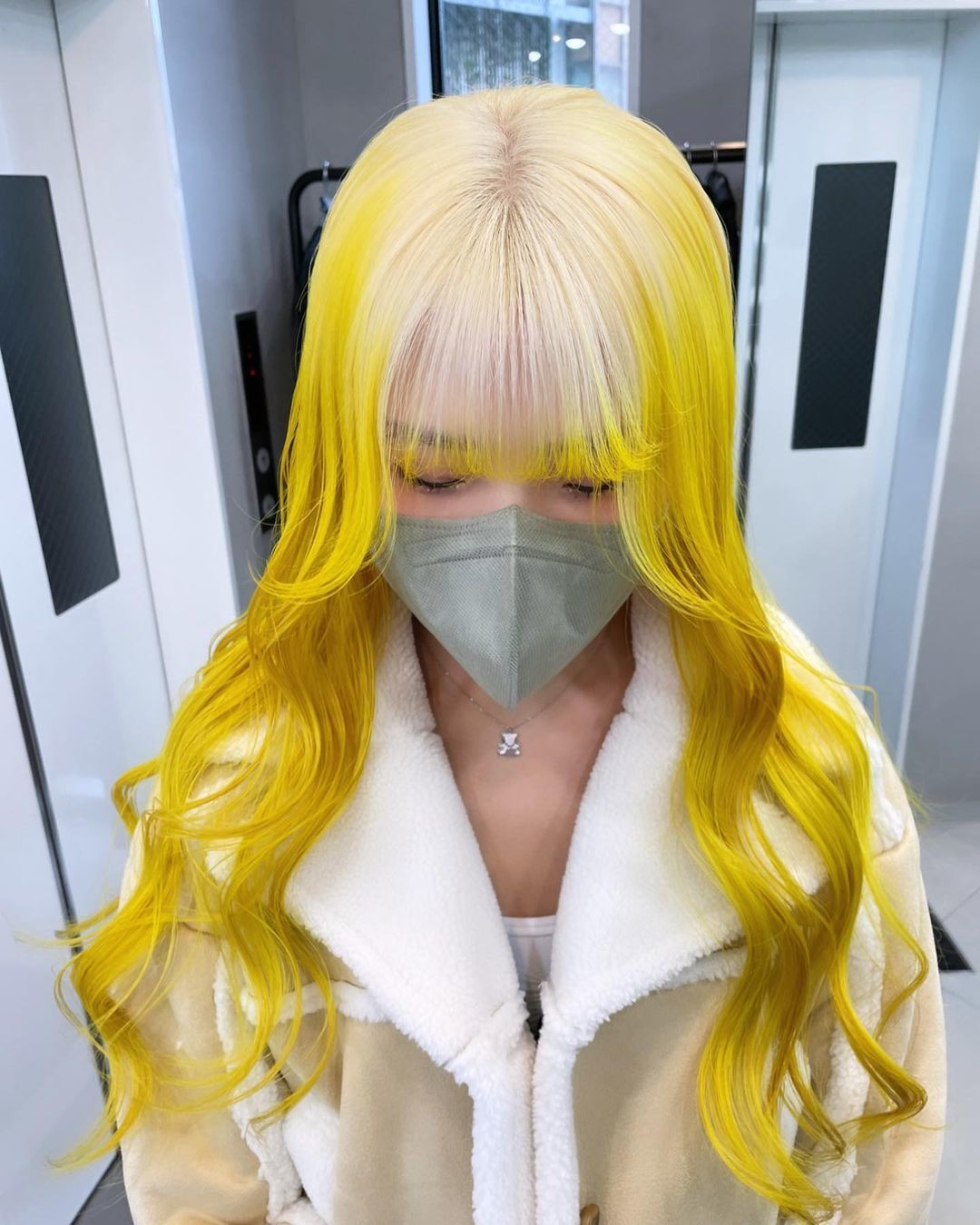 ผู้หญิงเอเชีย ไว้ผมยาว ย้อมสีผม ผมสองสี