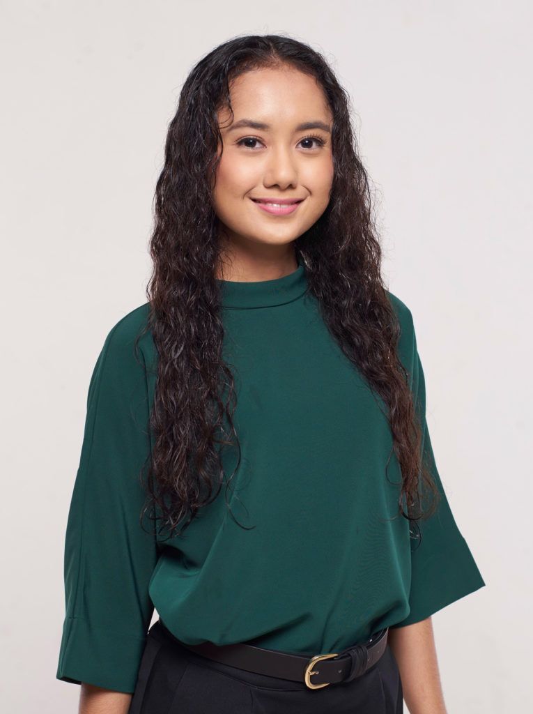 ผู้หญิงผมหยิกยาว สีดำ หนีบผมตรง