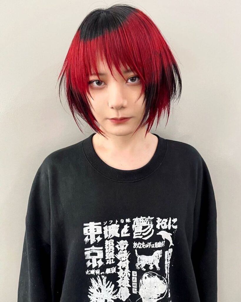 ผู้หญิงเอเชีย ไว้ผมสั้น ทำผมสองสี ผมสีแดง