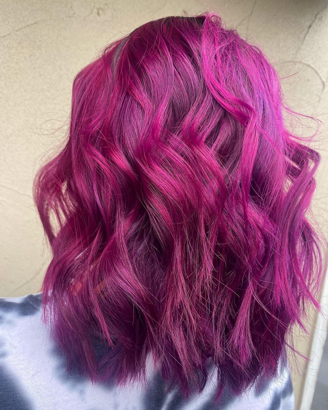 ผู้หญิงฝรั่ง หันหลัง ไว้ผมยาว ย้อมสีผม ผมสีม่วง