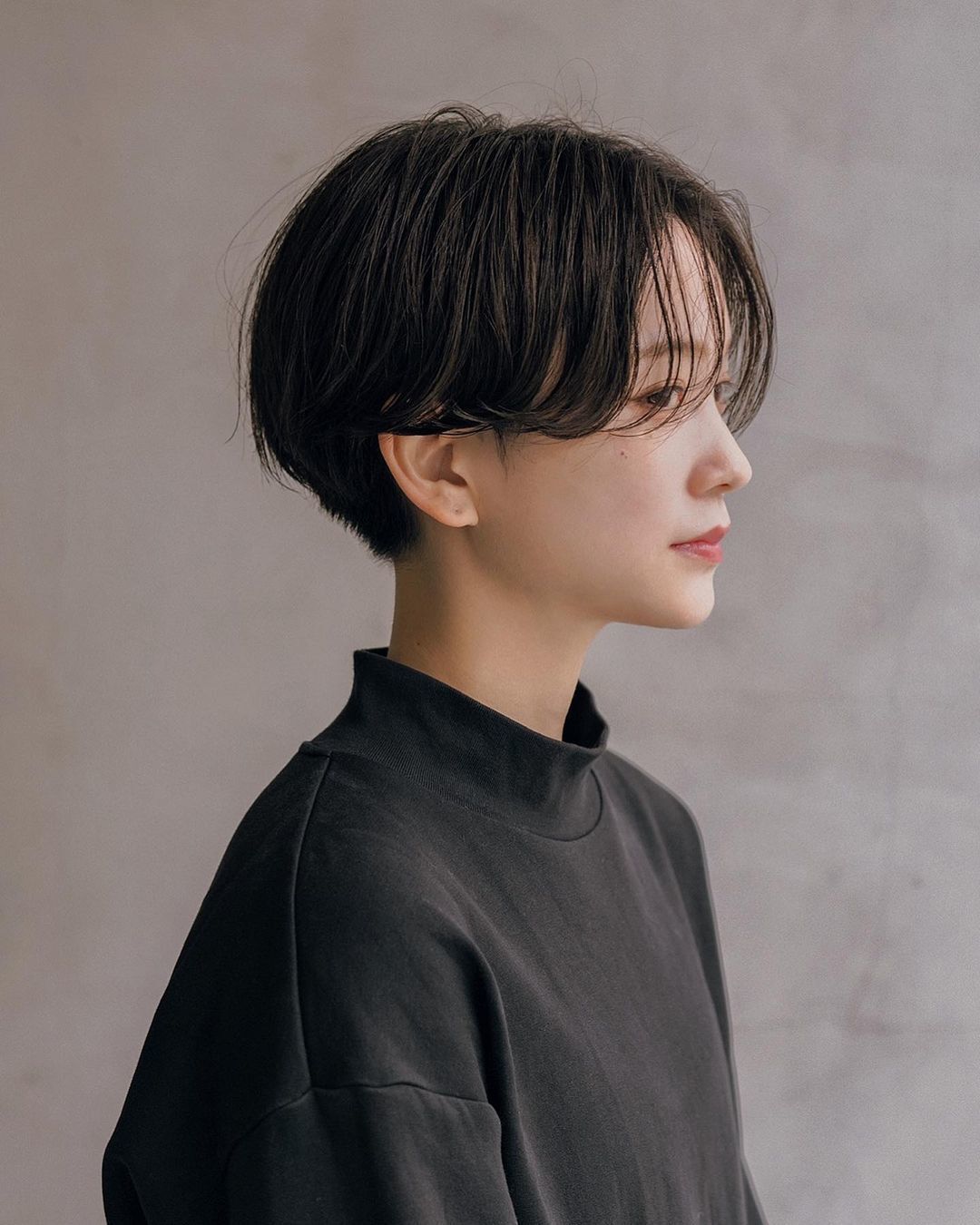 ผู้หญิง ญี่ปุ่น ตัดผมสั้น ผมสีดำ เปิดครึ่งหู 