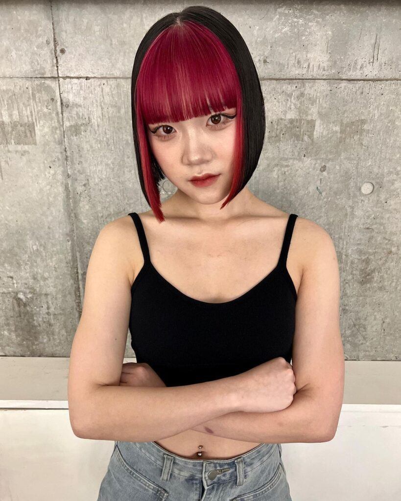 ผู้หญิงเอเชีย ไว้ผมสั้น ทำผมสองสี ผมสีแดง