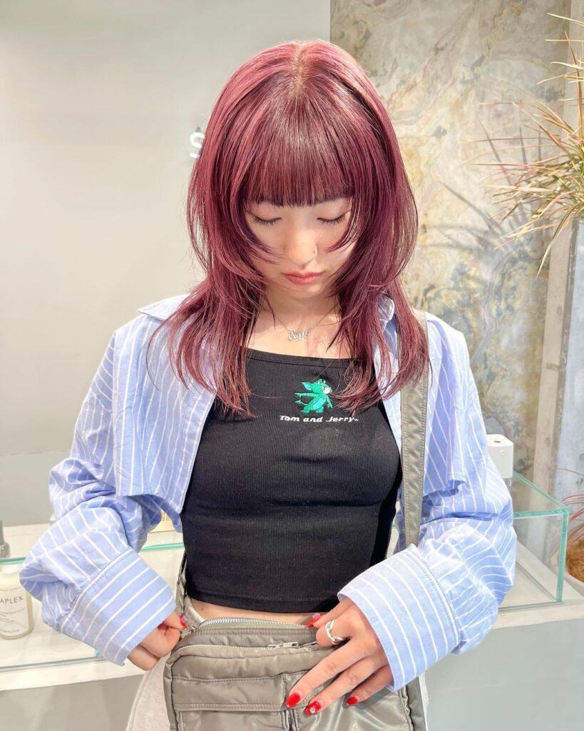 ผู้หญิงเอเชีย ไว้ผมยาว ผมสีแดง