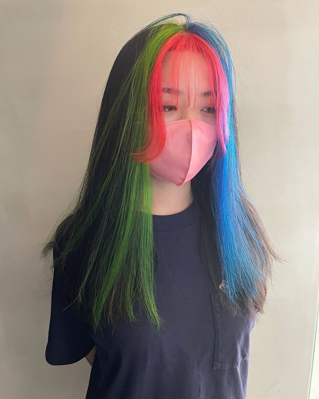 ผู้หญิงเอเชีย ไว้ผมยาว ย้อมสีผม ทำผมสีรุ้ง