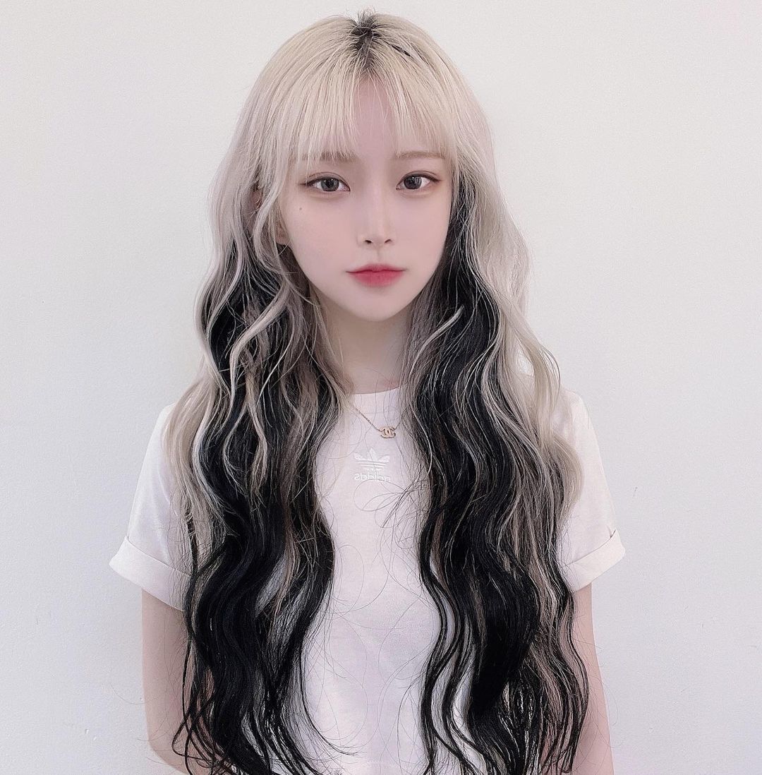 ผู้หญิงเอเชีย ไว้ผมยาว ย้อมผมสองสีและดัดลอน ทรงผมดัดปลาย