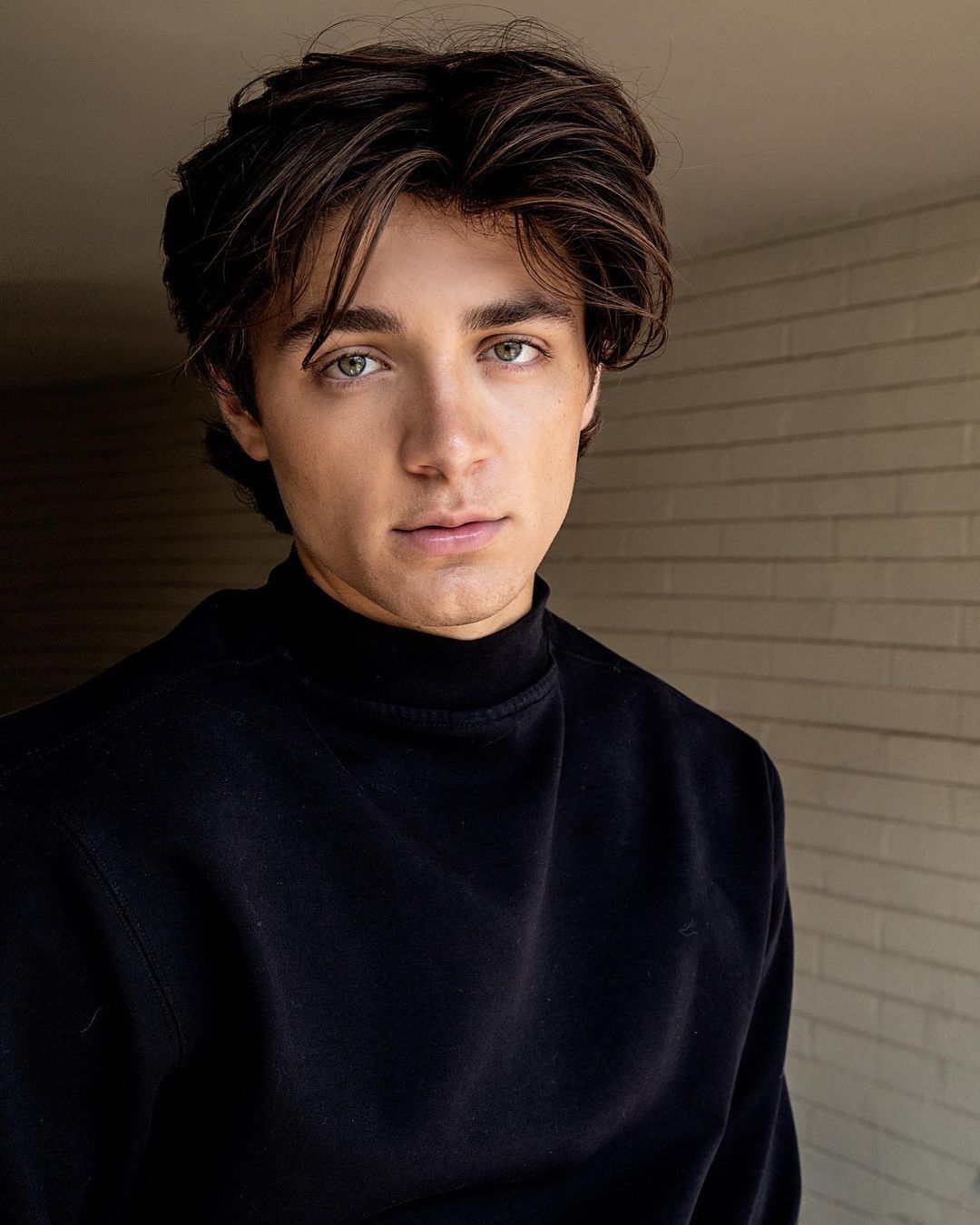 ผมรองทรงหนาแสกกลางสไตล์แอชเชอร์ แองเจล  (Credit: Instagram/@asherangel)
