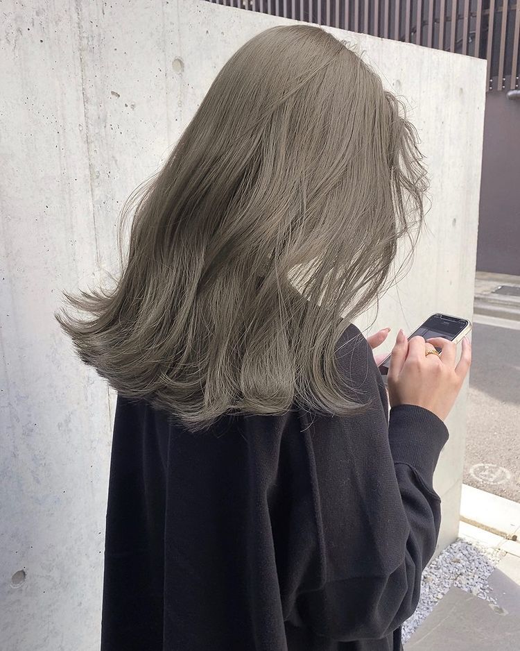 ด้านหลัง ผู้หญิงผมยาว สีผมน้ำตาลเทาเขียวมะกอก