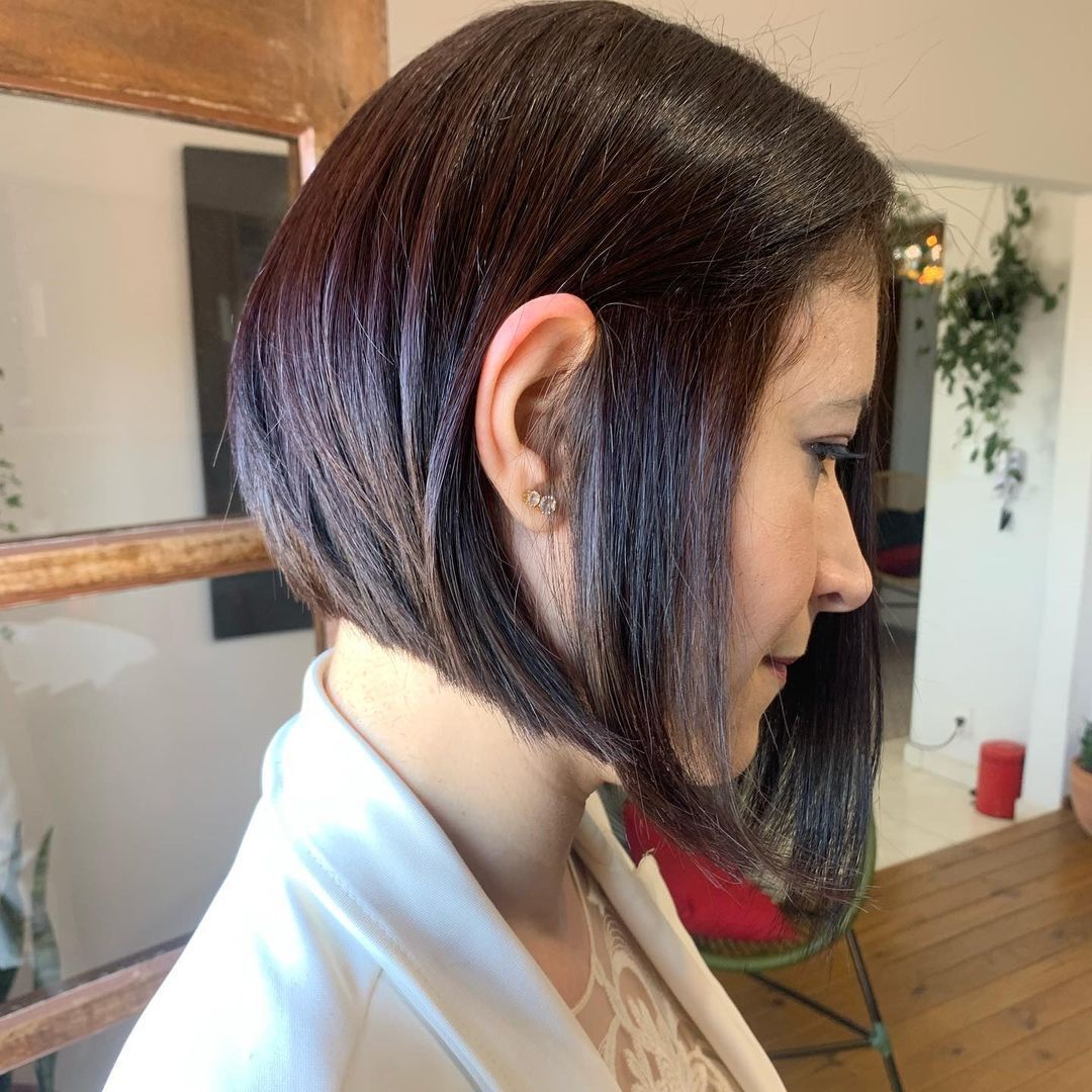 ผู้หญิงผมบ๊อบเทเหน็บหูหนึ่งข้าง