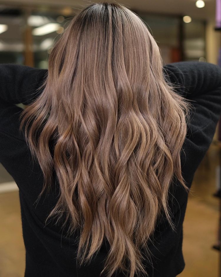 ด้านหลัง ผมยาวดัดลอน สีน้ำตาลประกายเทาชมพู