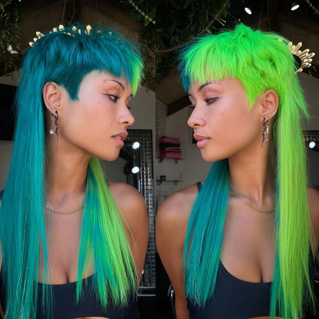 ผู้หญิงฝรั่ง ไว้ผมยาว ย้อมสีผม ผมสีเขียว