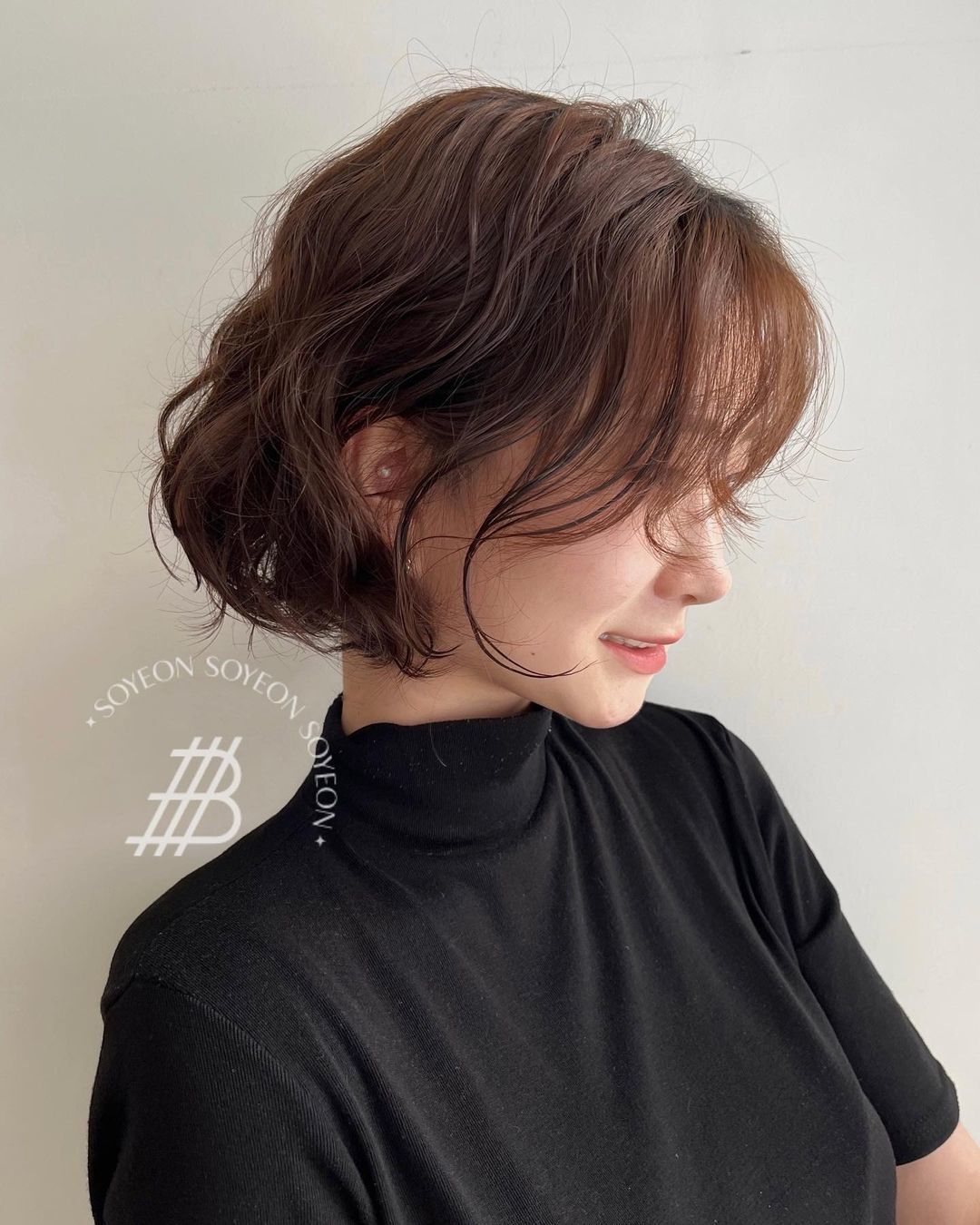 ผู้หญิงเกาหลี ผมสั้น ดัดลอนคลาย  