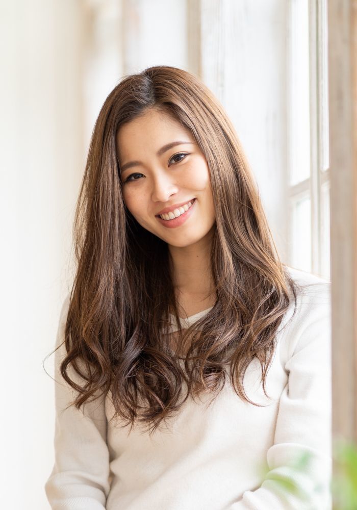 ผู้หญิงเอเชีย ไว้ผมยาวสีน้ำตาลเข้ม ดัดปลายผม