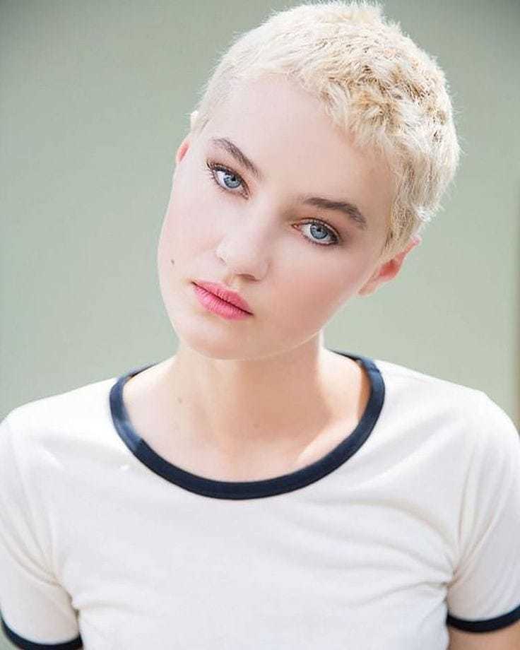 ผู้หญิงฝรั่ง ผมบลอนด์ ผมซอยสั้นกุด