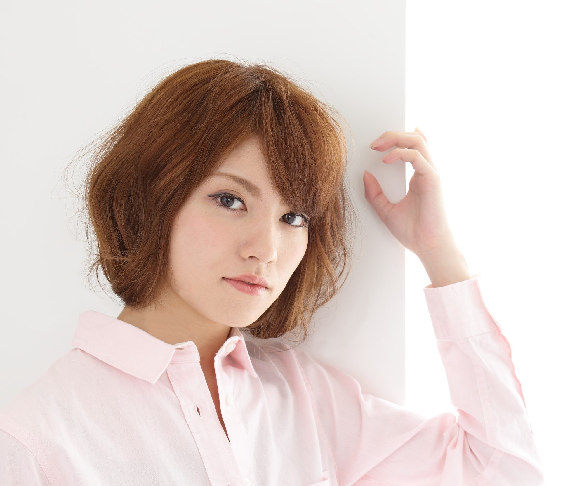 ทรงผมสั้น หน้าม้าเฉียงไล่ระดับ (Credit: shutterstock)