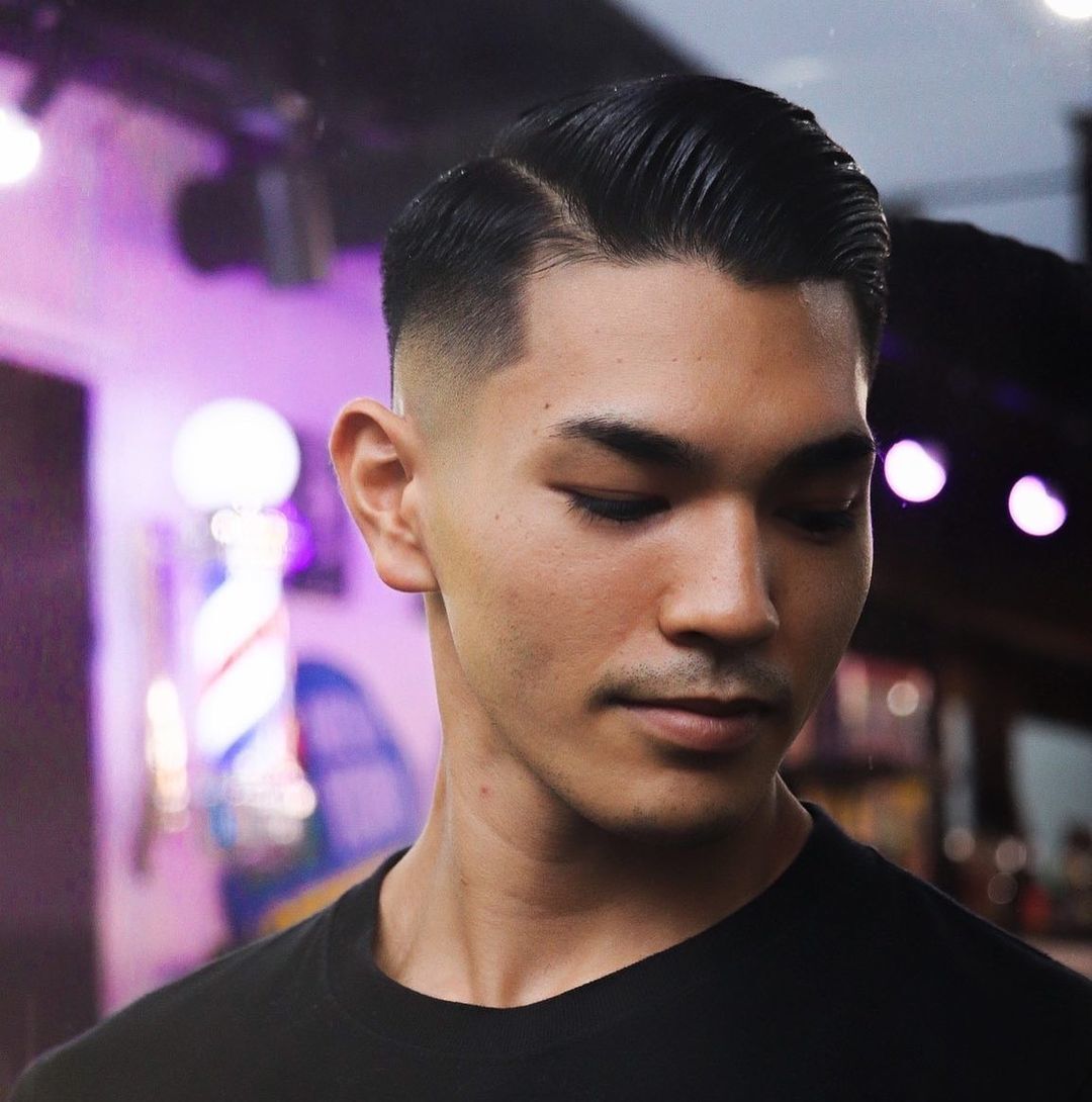 ทรงผมเปิดข้างและแสกข้างเหมาะกับหนุ่มหน้าเหลี่ยม (Credit: instagram/@glock_hair_service)