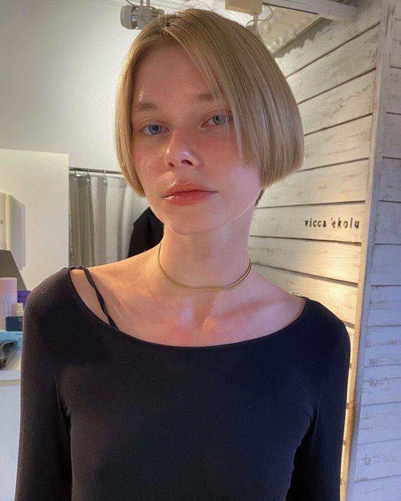 สาวฝรั่ง หันหน้า ผมสั้นทรงบ๊อบหางเต่า