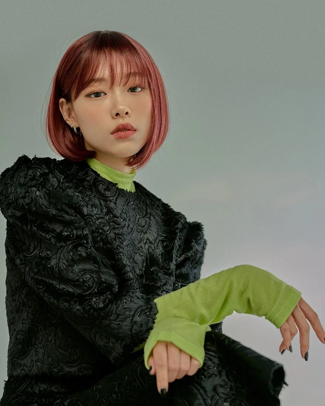 ผู้หญิงเอเชีย ไว้ผมสั้น ย้อมสีผม ผมสีน้ำตาลแดง