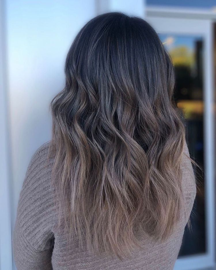 ผู้หญิงผมยาว สีน้าตาลเทา หันหลัง 