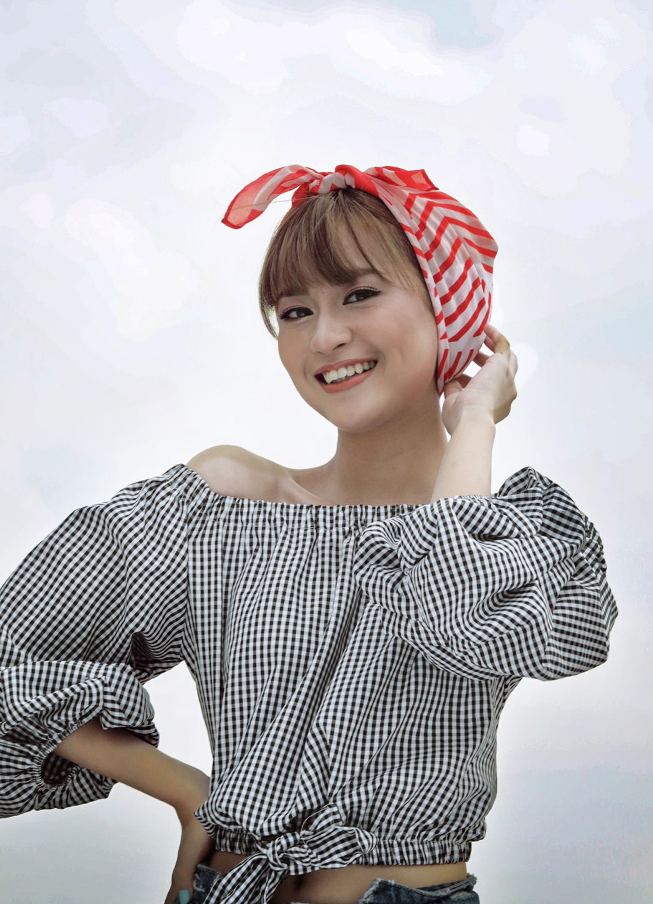 ผู้หญิงเอเชีย ผิวขาว โพกผม ผ้าลายขวางขาวแดง 